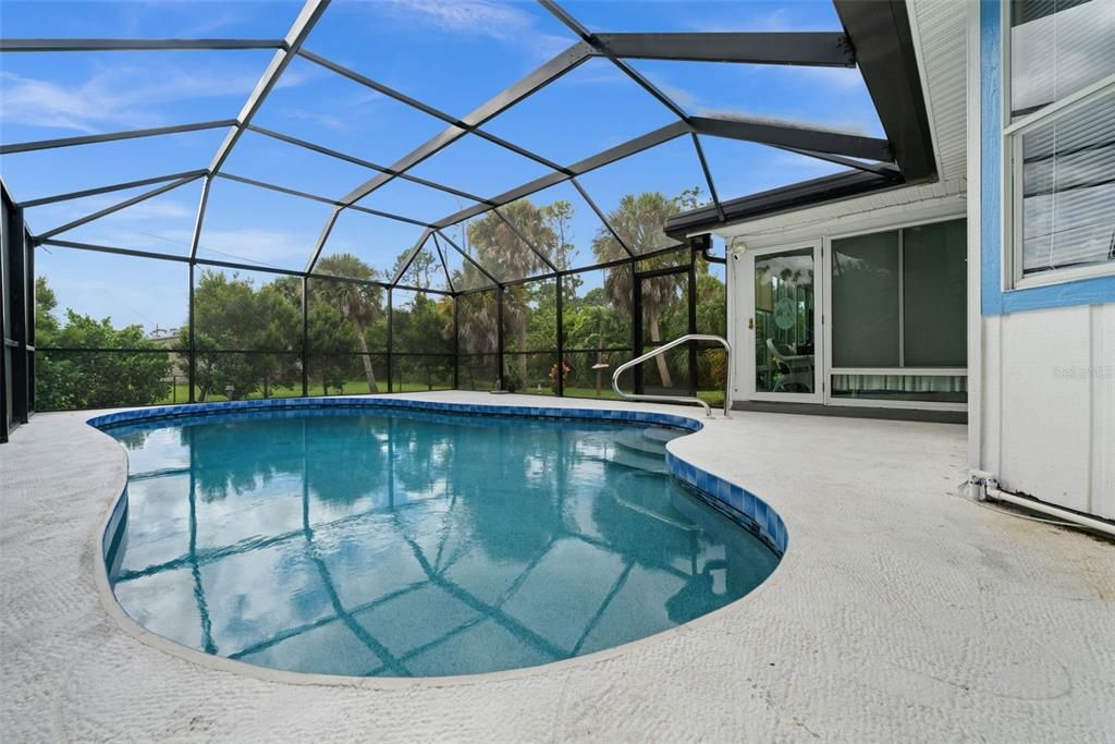 Active With Contract: $279,000 (3 beds, 2 baths, 952 Square Feet)