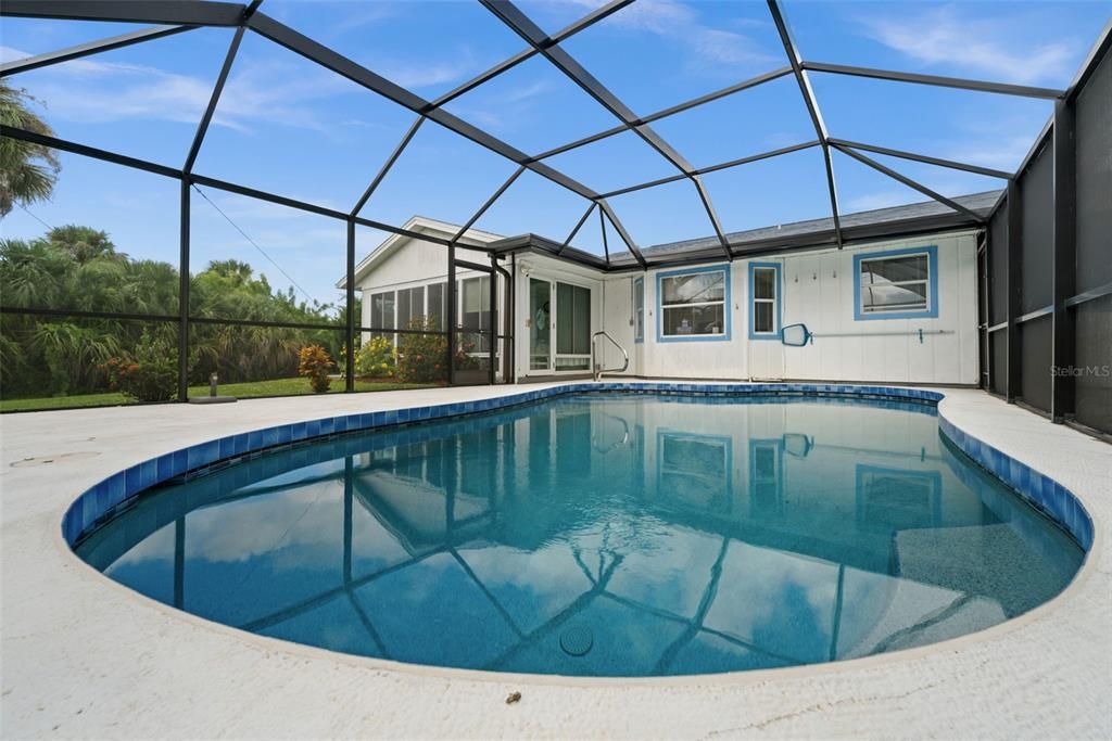 Active With Contract: $279,000 (3 beds, 2 baths, 952 Square Feet)