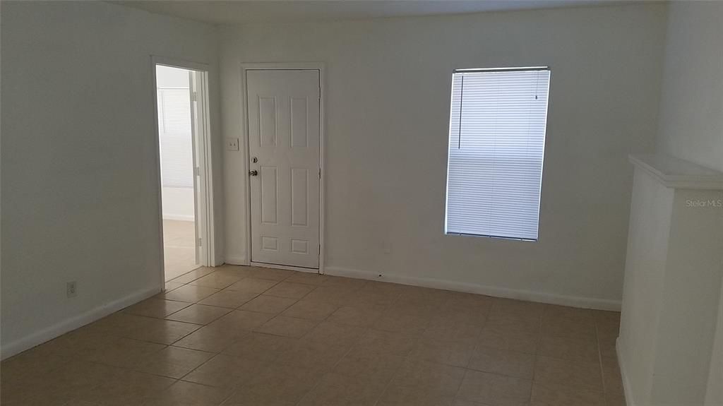 合同活跃: $249,000 (3 贝兹, 1 浴室, 958 平方英尺)