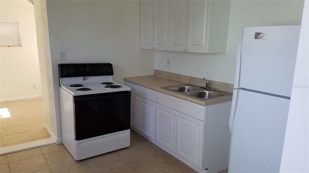 合同活跃: $249,000 (3 贝兹, 1 浴室, 958 平方英尺)