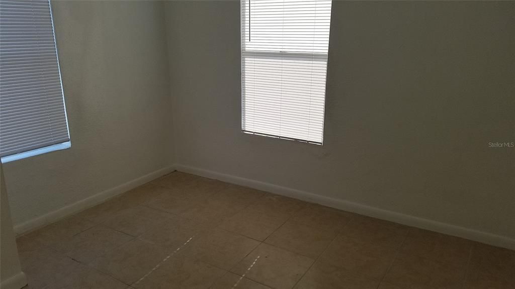 合同活跃: $249,000 (3 贝兹, 1 浴室, 958 平方英尺)