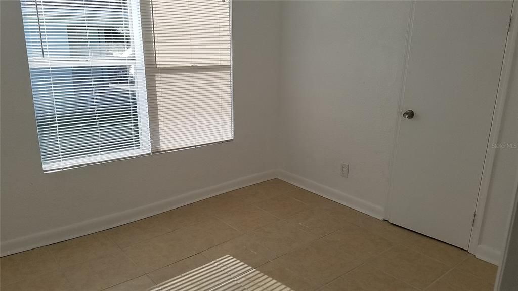 合同活跃: $249,000 (3 贝兹, 1 浴室, 958 平方英尺)