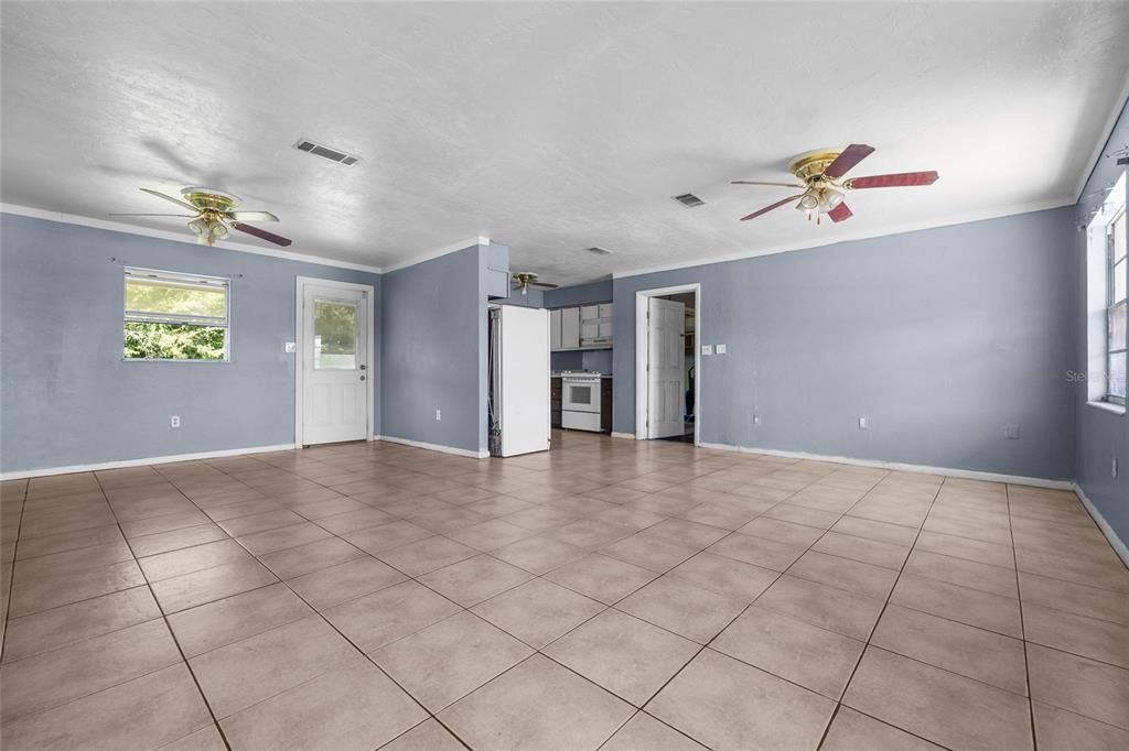 Под контрактом: $162,900 (3 спален, 2 ванн, 1140 Квадратных фут)