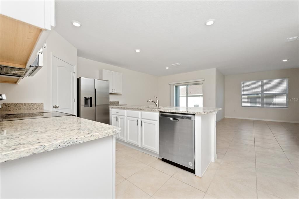 出租: $2,300 (4 贝兹, 2 浴室, 1830 平方英尺)