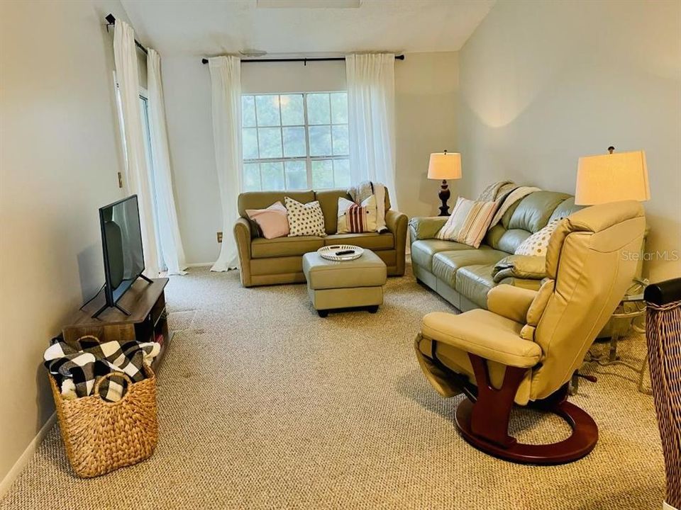 出租: $3,000 (2 贝兹, 2 浴室, 970 平方英尺)