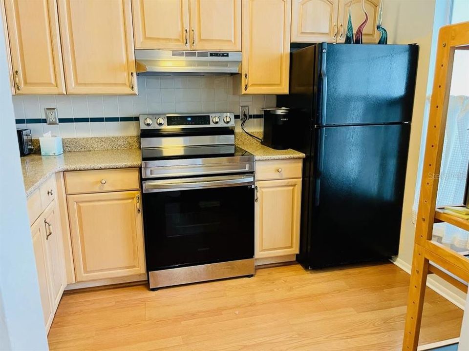 出租: $3,000 (2 贝兹, 2 浴室, 970 平方英尺)