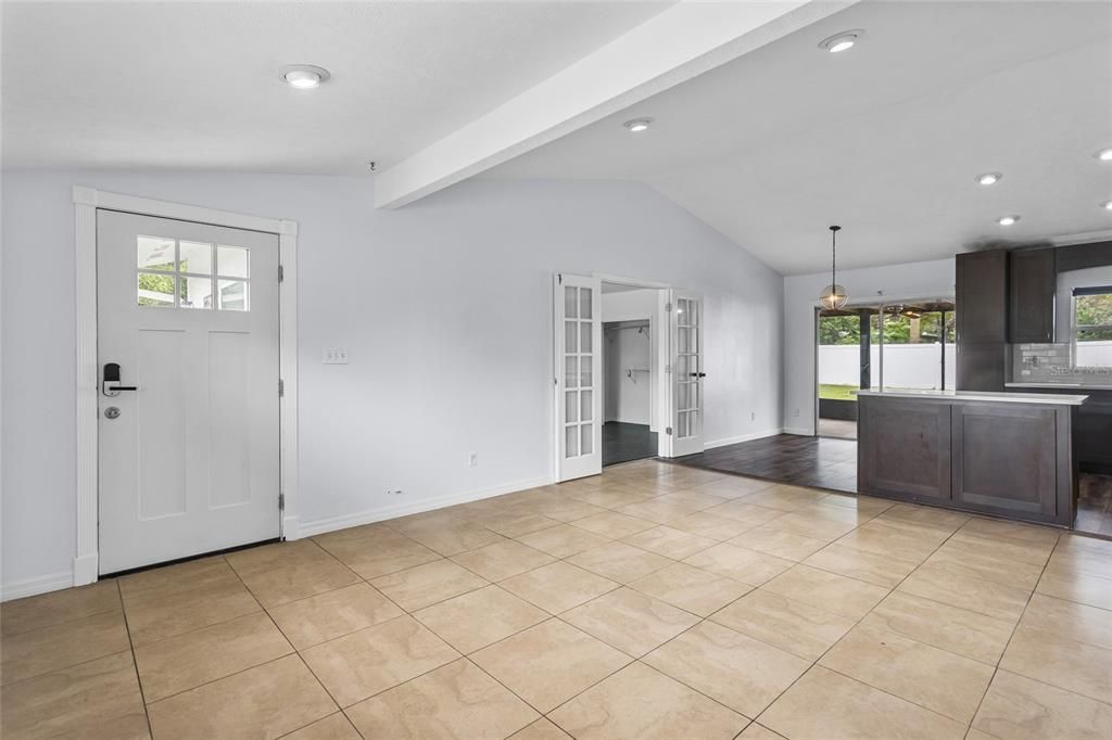 合同活跃: $379,990 (4 贝兹, 2 浴室, 1530 平方英尺)