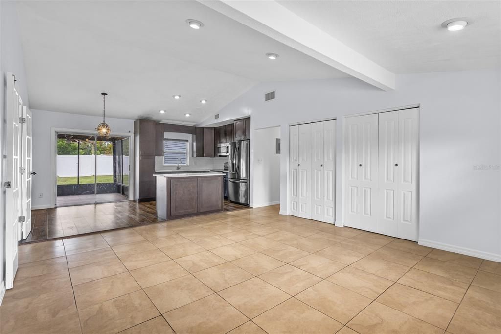 合同活跃: $379,990 (4 贝兹, 2 浴室, 1530 平方英尺)