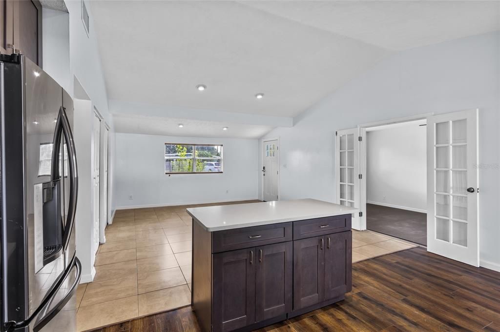 合同活跃: $379,990 (4 贝兹, 2 浴室, 1530 平方英尺)