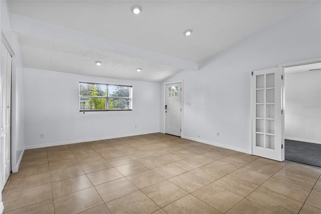 合同活跃: $379,990 (4 贝兹, 2 浴室, 1530 平方英尺)