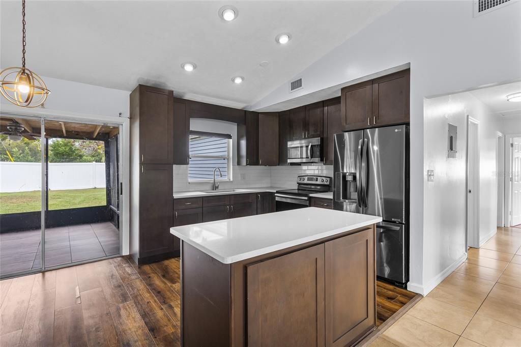 合同活跃: $379,990 (4 贝兹, 2 浴室, 1530 平方英尺)