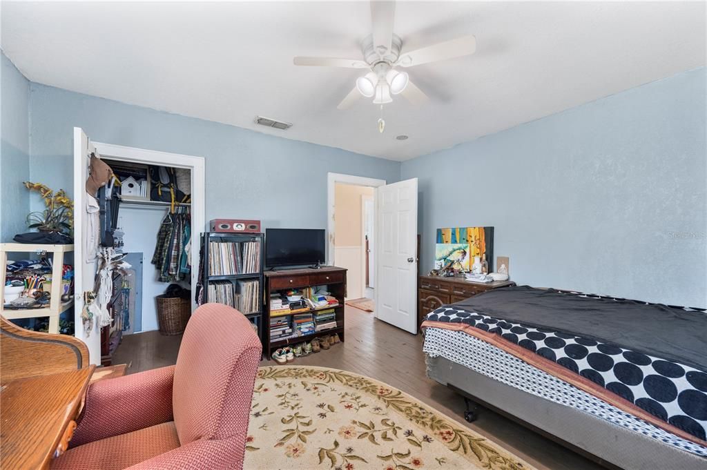 For Sale: $265,000 (4 beds, 2 baths, 1404 Square Feet)