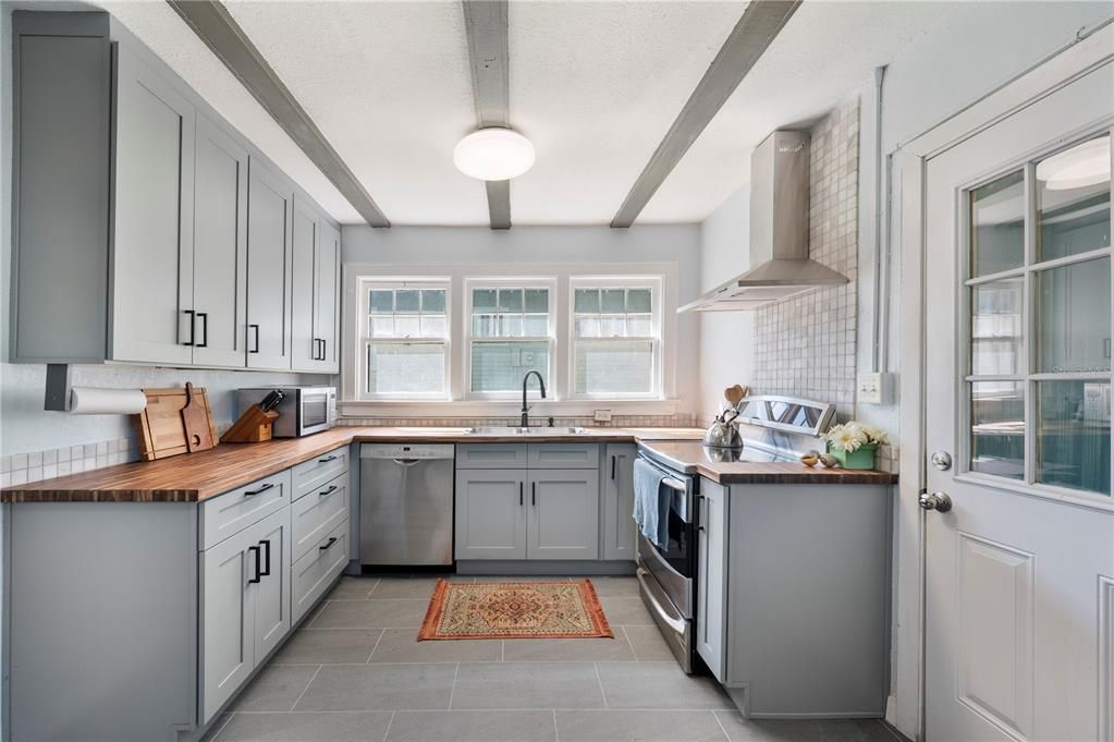 For Sale: $265,000 (4 beds, 2 baths, 1404 Square Feet)