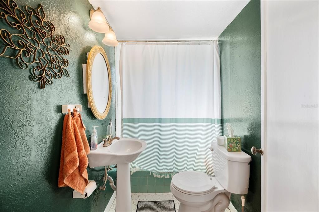 For Sale: $265,000 (4 beds, 2 baths, 1404 Square Feet)