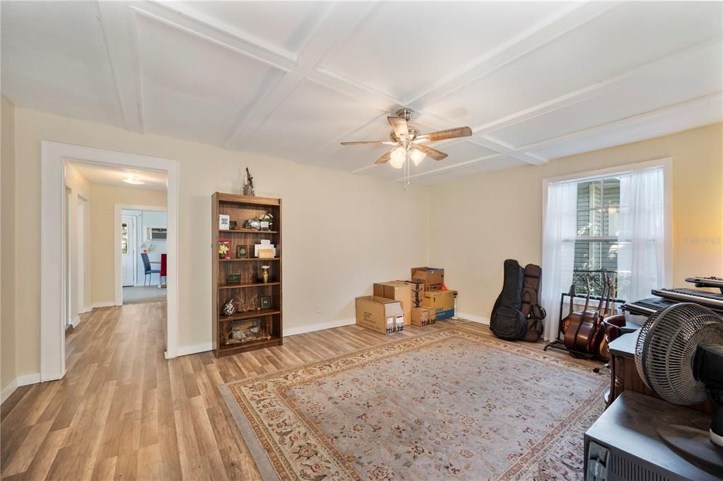 For Sale: $265,000 (4 beds, 2 baths, 1404 Square Feet)