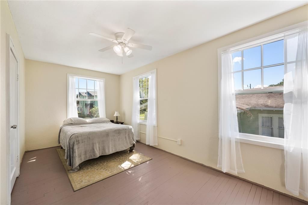 For Sale: $265,000 (4 beds, 2 baths, 1404 Square Feet)