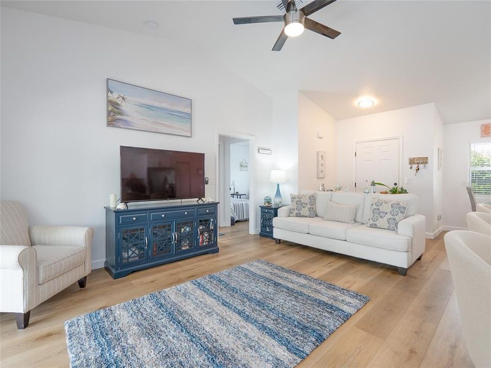 На продажу: $374,999 (3 спален, 2 ванн, 1367 Квадратных фут)