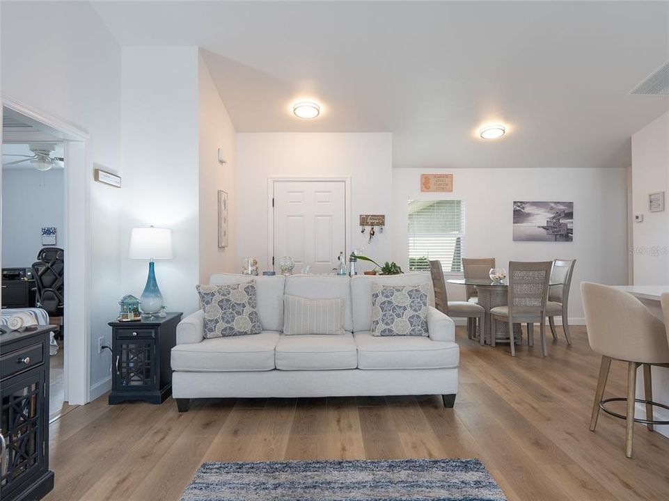 На продажу: $374,999 (3 спален, 2 ванн, 1367 Квадратных фут)