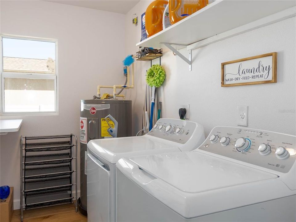 На продажу: $374,999 (3 спален, 2 ванн, 1367 Квадратных фут)