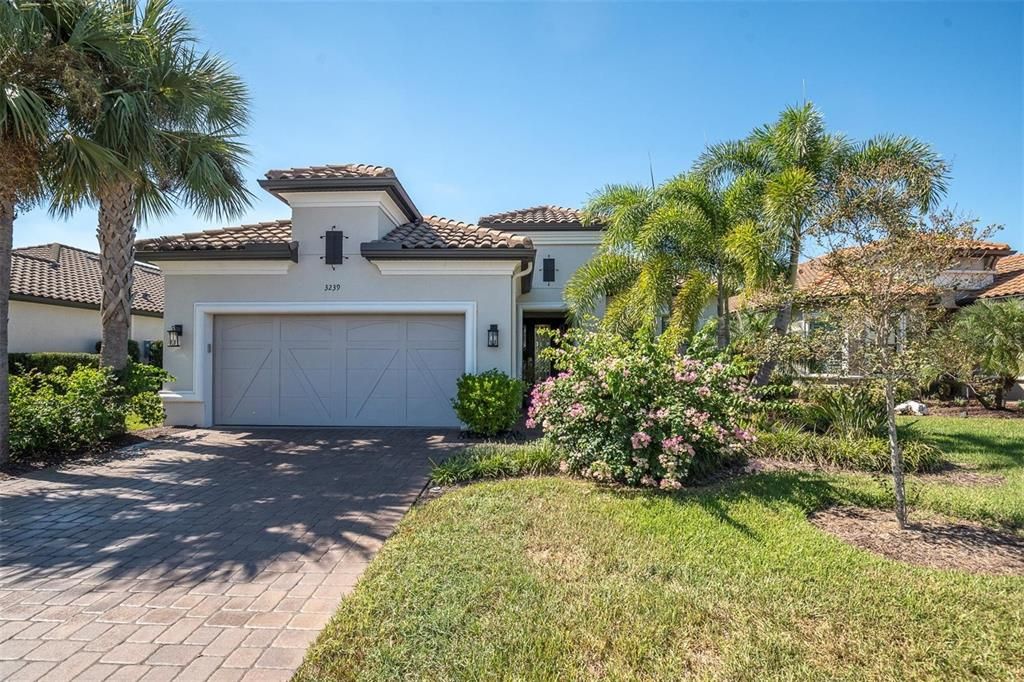 For Sale: $799,900 (3 beds, 3 baths, 2368 Square Feet)