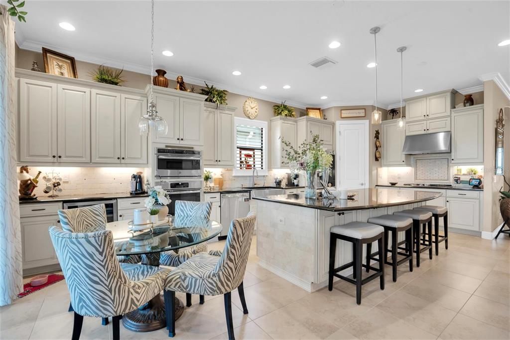 For Sale: $799,900 (3 beds, 3 baths, 2368 Square Feet)