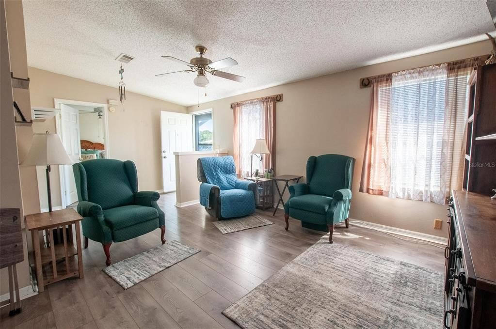 На продажу: $375,000 (3 спален, 2 ванн, 1108 Квадратных фут)