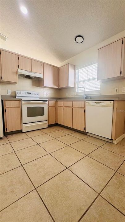 For Rent: $2,100 (3 beds, 2 baths, 1090 Square Feet)