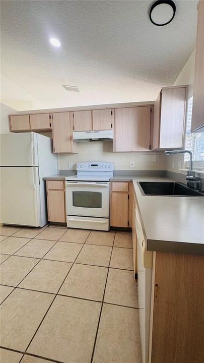 For Rent: $2,100 (3 beds, 2 baths, 1090 Square Feet)