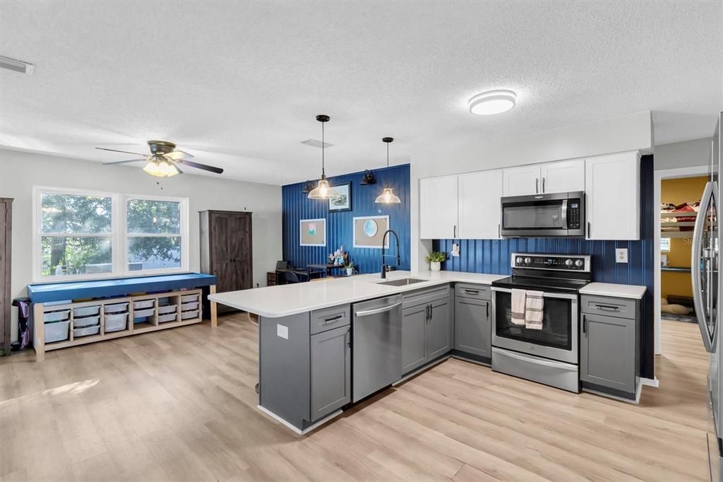 For Sale: $285,000 (3 beds, 2 baths, 1441 Square Feet)