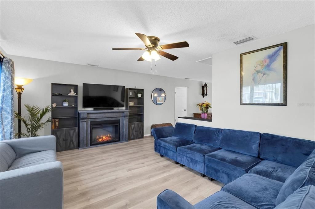 For Sale: $285,000 (3 beds, 2 baths, 1441 Square Feet)