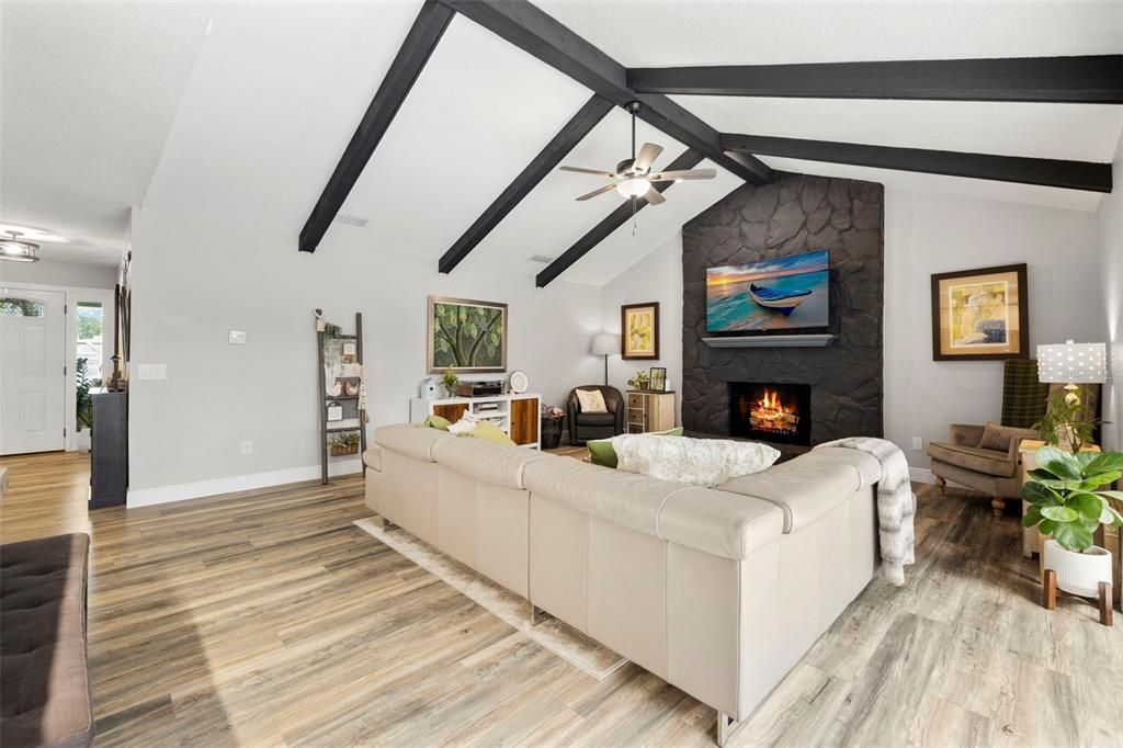 На продажу: $600,000 (4 спален, 2 ванн, 1736 Квадратных фут)