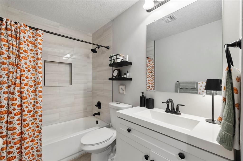 На продажу: $600,000 (4 спален, 2 ванн, 1736 Квадратных фут)