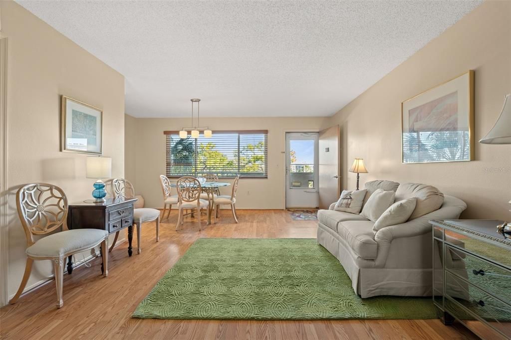 待售: $155,000 (2 贝兹, 1 浴室, 750 平方英尺)