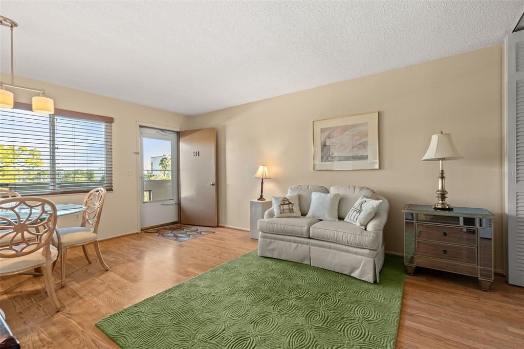 待售: $155,000 (2 贝兹, 1 浴室, 750 平方英尺)