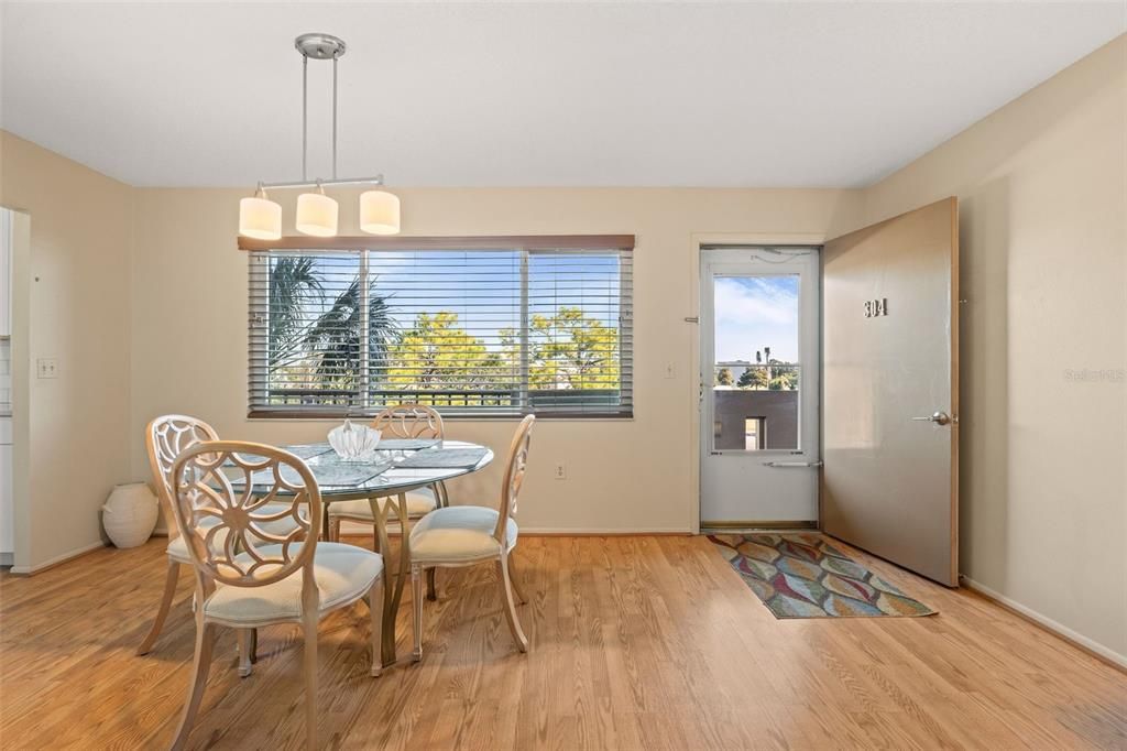 待售: $155,000 (2 贝兹, 1 浴室, 750 平方英尺)