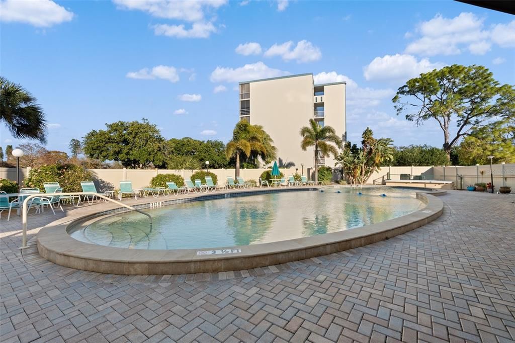 待售: $155,000 (2 贝兹, 1 浴室, 750 平方英尺)