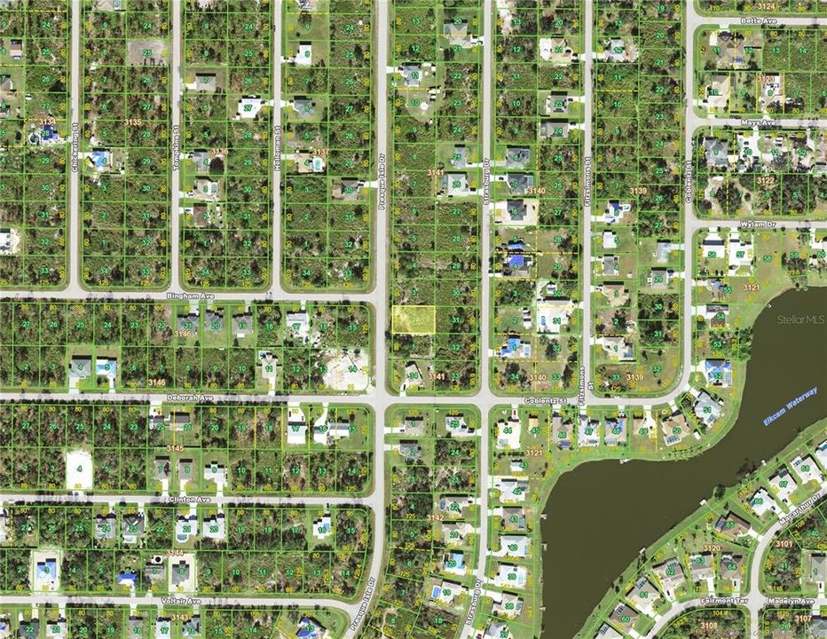 На продажу: $22,900 (0.23 acres)