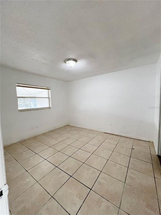 合同活跃: $185,900 (2 贝兹, 2 浴室, 900 平方英尺)