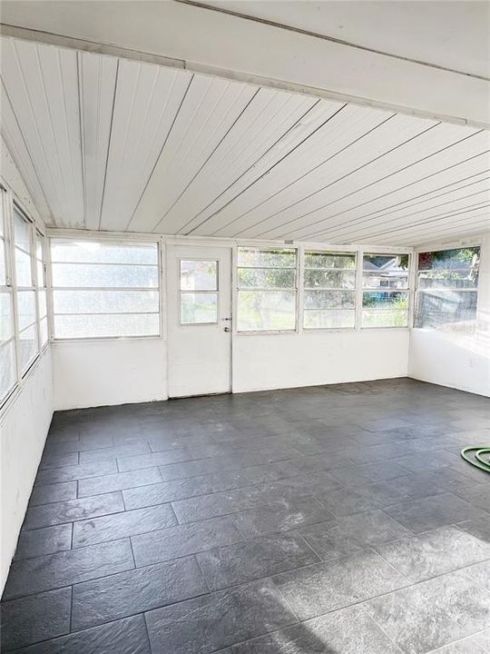 合同活跃: $185,900 (2 贝兹, 2 浴室, 900 平方英尺)