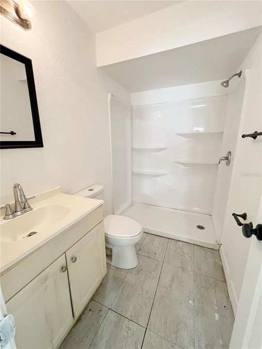 合同活跃: $185,900 (2 贝兹, 2 浴室, 900 平方英尺)