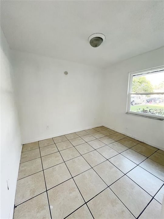 合同活跃: $185,900 (2 贝兹, 2 浴室, 900 平方英尺)