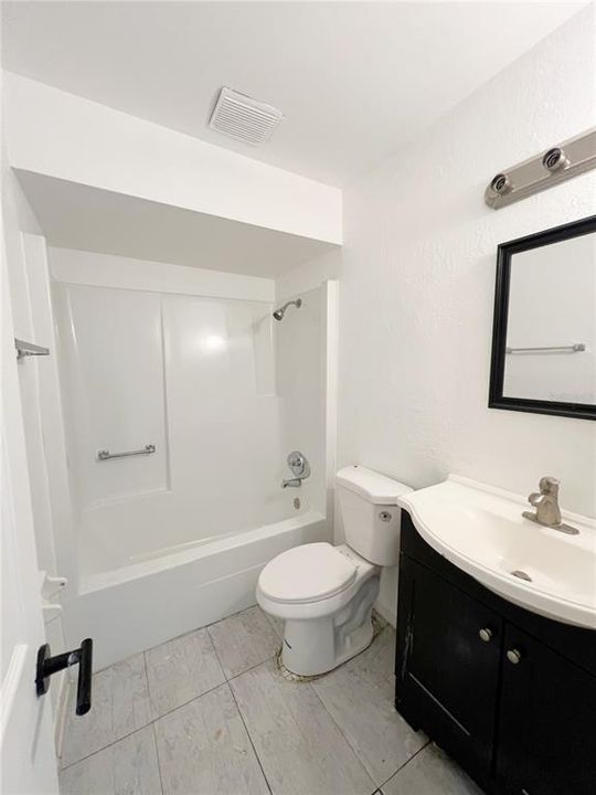 合同活跃: $185,900 (2 贝兹, 2 浴室, 900 平方英尺)