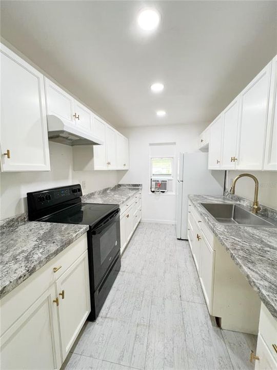 合同活跃: $185,900 (2 贝兹, 2 浴室, 900 平方英尺)