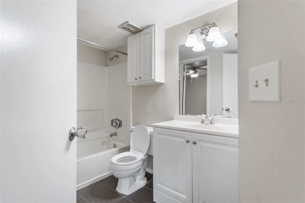 For Sale: $160,000 (2 beds, 2 baths, 1019 Square Feet)