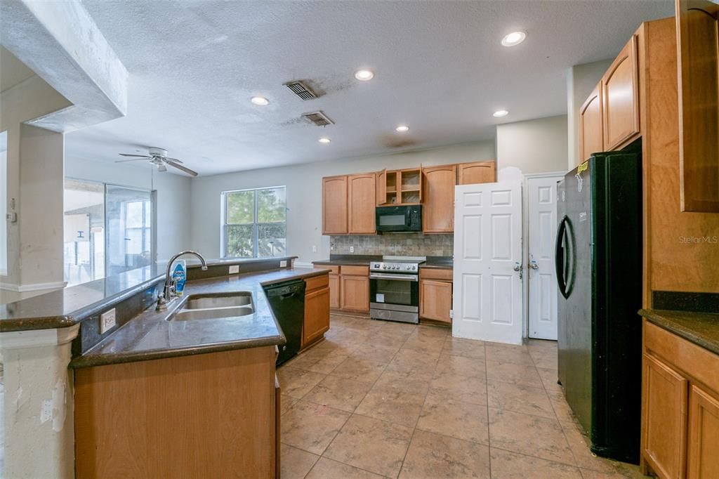 For Sale: $475,000 (5 beds, 3 baths, 3189 Square Feet)