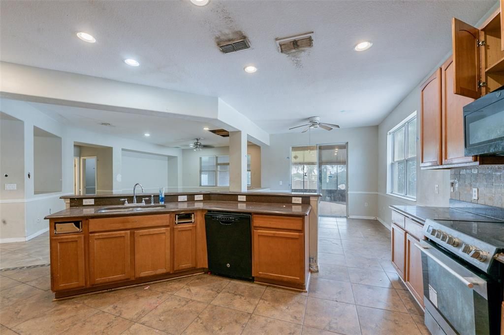 For Sale: $475,000 (5 beds, 3 baths, 3189 Square Feet)