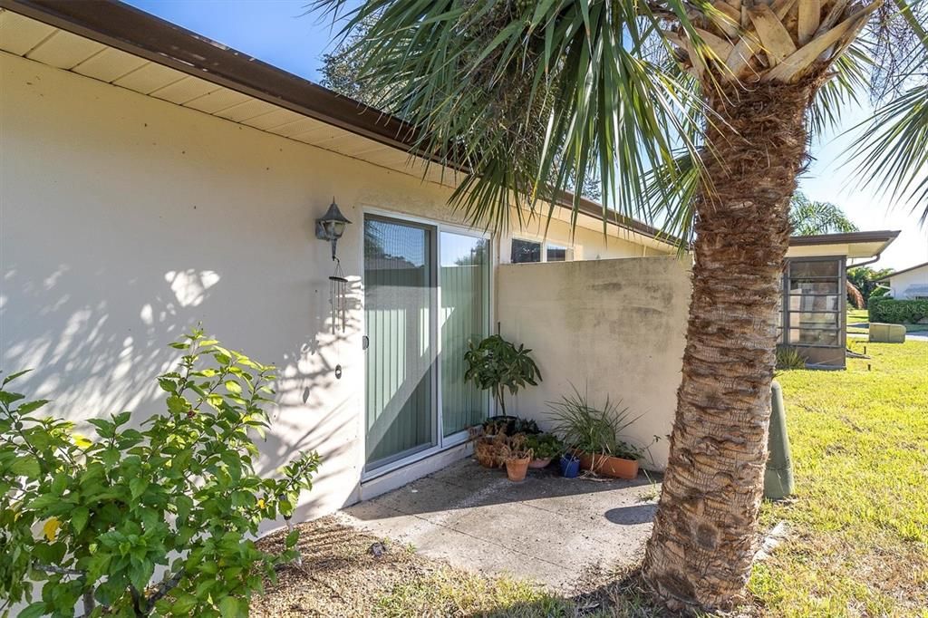 For Sale: $185,000 (1 beds, 1 baths, 814 Square Feet)