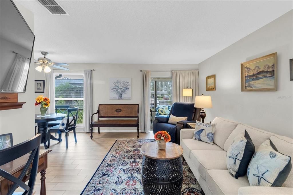 For Sale: $185,000 (1 beds, 1 baths, 814 Square Feet)