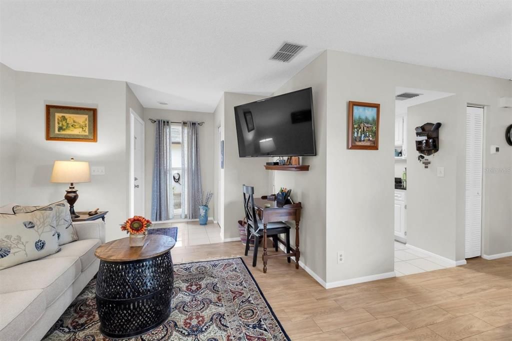 For Sale: $185,000 (1 beds, 1 baths, 814 Square Feet)