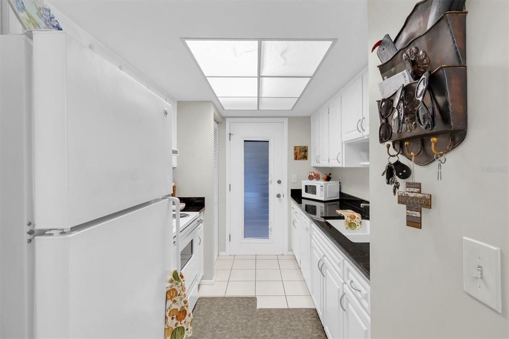 For Sale: $185,000 (1 beds, 1 baths, 814 Square Feet)